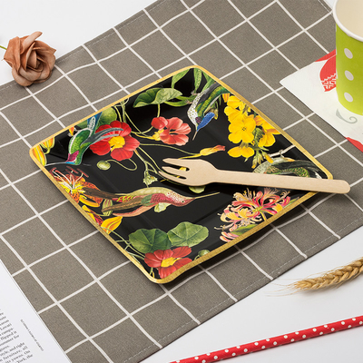 As placas de papel biodegradáveis do quadrado de Oilproof tornam côncavo o grupo dos utensílios de mesa